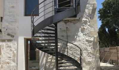 Pose de 2 escaliers métal hélicoïdaux extérieur à Nimes