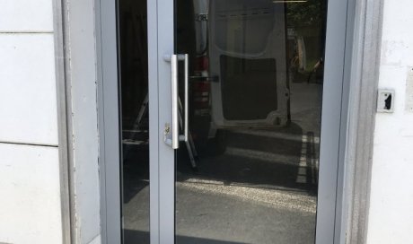 Installation d’une porte d’entrée vitrée à Caluire